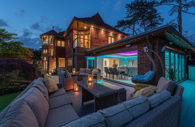 River Property- Indoor Heated Pool, Games Room & Bespoke Scandinavian BBQ Cabin