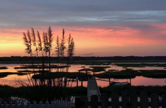 River Retreat- Waterfront- Hot Tub- 1 MI from Parris Island