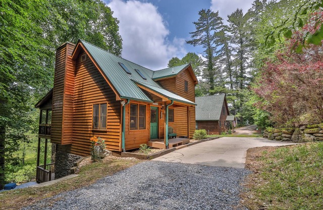 River's Edge is a beautiful 3 bed/3 bath riverfront cabin on the Cartecay