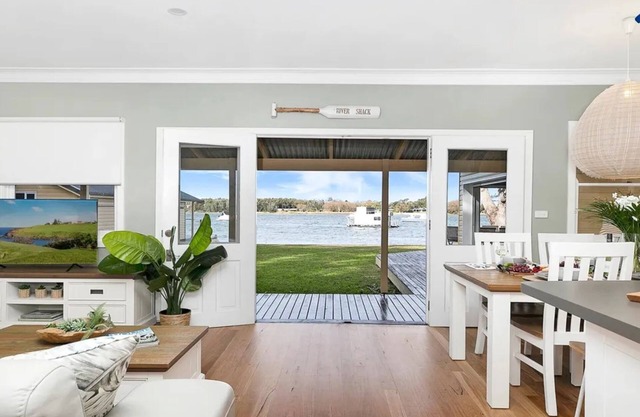 River Shack – absolute river frontage looking across to Comerong Island