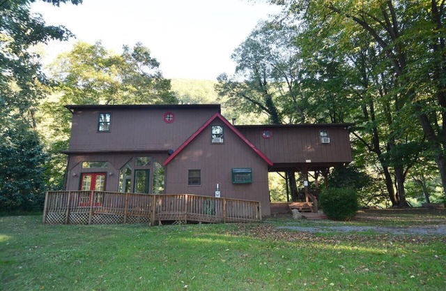 River Time Cabin -riverfront, wifi, screen porch, 3 king beds, view, wood stove