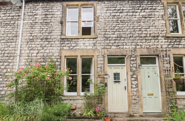 RIVER VIEW, character holiday cottage in Litton Mill In Miller's Dale