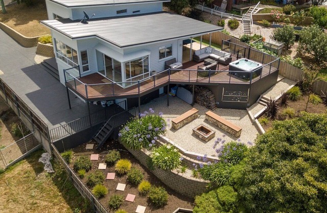 River View Holiday House 10 min to CBD. Sleeps 8