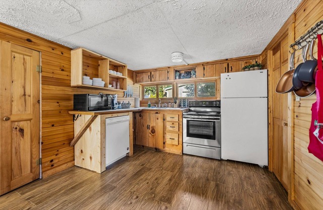 RIVER VIEWS! 1/2 mile to GSMNP! 10 Mins to Cades Cove! Hot Tub! FirePit! Grill!