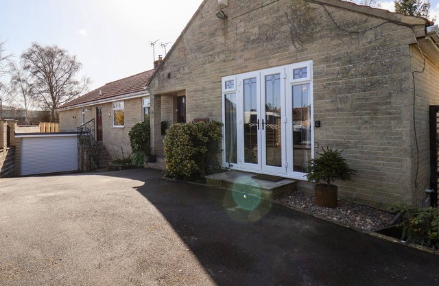 RIVERBANK APARTMENT, pet friendly, with a garden in Helmsley