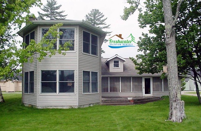 Riverdale Hideaway (On Indian River)- Great central U.P location!