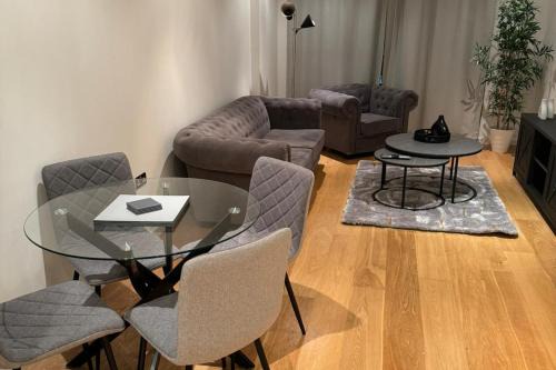 Riverfront: 2 Bed in London - Parking