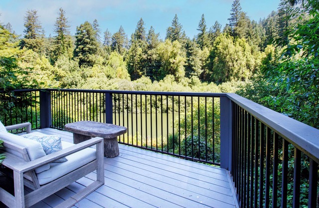 Riverfront 3 Bed 2 1/2 Bath, Woodstove, HOT TUB, Private Beach, Kayaks+ Pets OK