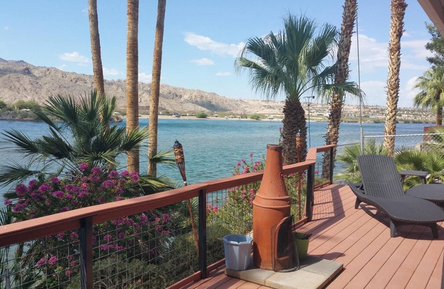 Riverfront 3bd,3bth, boat dock, close to casinos. Perfect getaway. Winter rental
