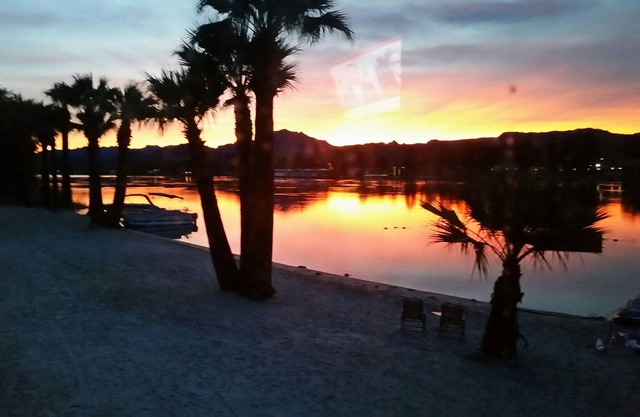 Riverfront Beach Villa 4 Colorado River