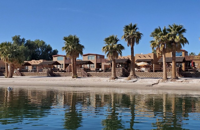 Riverfront Beautiful Beach Villa 1 Colorado River