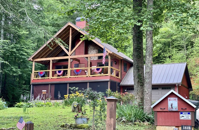 Riverfront Cabin,Oktoberfest,Fall Leaves! Hot Tub, FirePit,Arcade Games & Park!