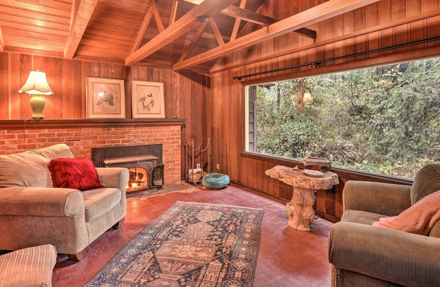 Riverfront Carlotta Cabin Near Great Hiking Trails