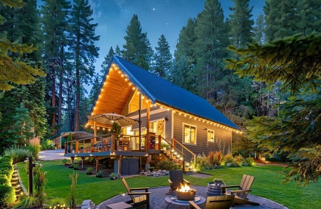 Riverfront Chalet near Lakes, Mountains & Leavenworth!