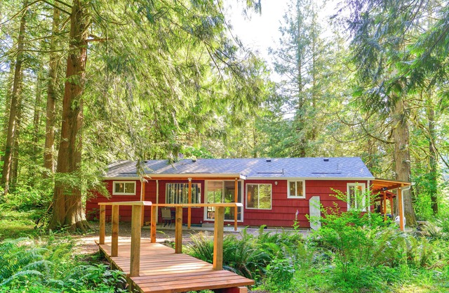 Riverfront Cottage Inspires Serenity on Sandy River