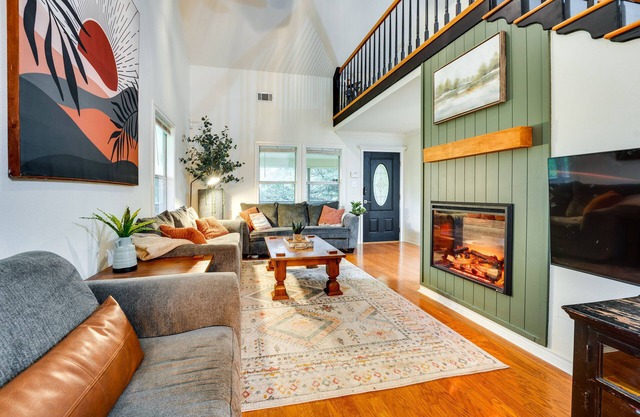 Riverfront Cuero Vacation Home w/Spacious Deck!