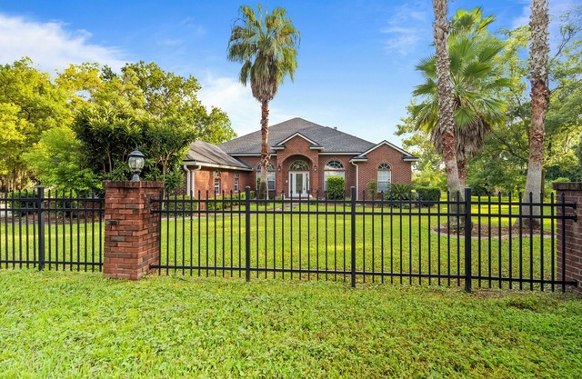 Riverfront Escape! Private Pier, 4BR Home & Room to Entertain.