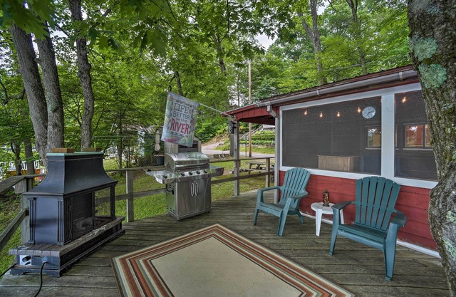 Riverfront Escape w/Dock: 19 Mi to Saratoga!