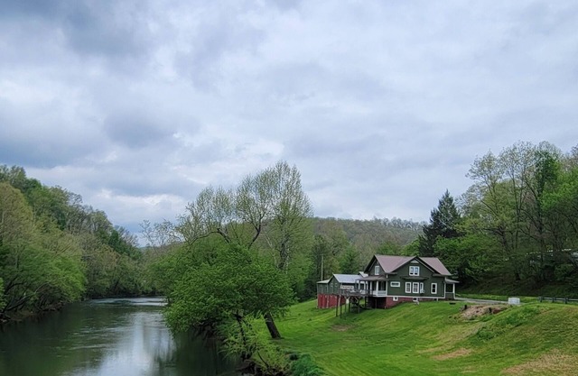 Riverfront/Fishing/Elk Rail Trails/4-bedroom house in beautiful Duck