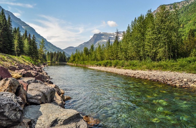 ♥ Riverfront Fishing Lodge w/Hot Tub 5 Mins to Town♥