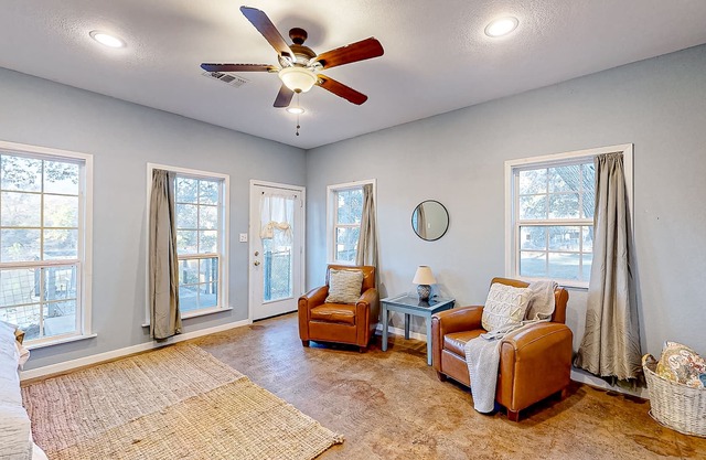 Riverfront guest house with private patio, river views, washer/dryer, streaming
