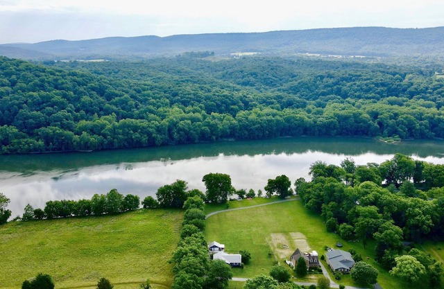 Riverfront Harpers Ferry! Private Dock, Hot Tub, Kayaks, Golf Cart