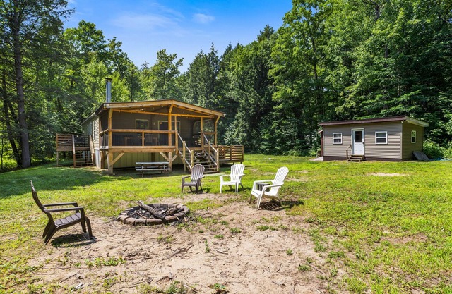 Riverfront home with huge screened deck - dog-friendly & fast WiFi