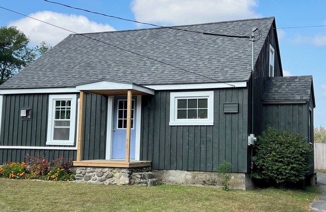 Riverfront House in Brewer. Perfect location for the traveling professional.