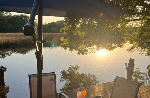 Riverfront House With Breathtaking Views, Grill, King Bed, Near Jaguars Stadium!