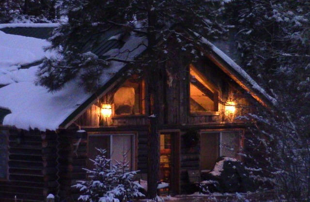 Riverfront Log Cabin, minutes away from your outdoor adventure