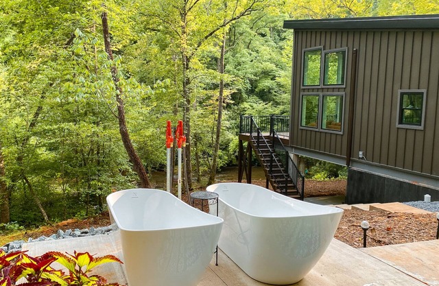 Riverfront Luxury Retreat in 75-Acre Forest. Hike, Kayak, and Soak