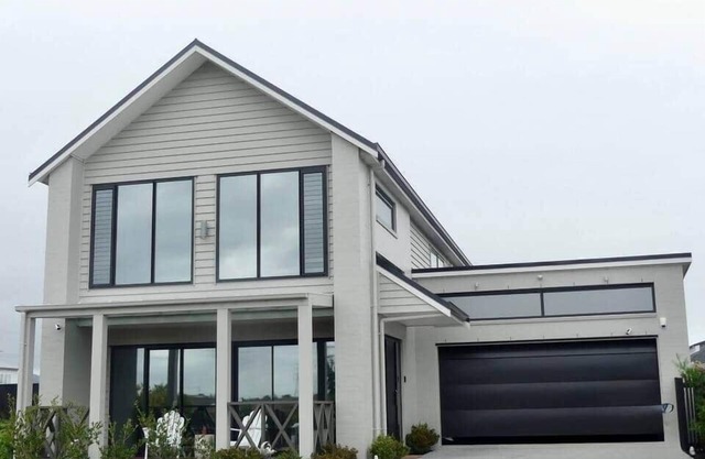 Riverfront Pet Friendly Minimalist Karaka Stay – Close to Motorway