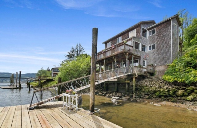 *Riverfront*Pvt Dock*Game Room*6 mins to Beach*