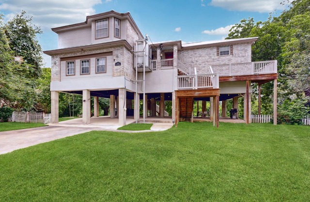 Riverfront retreat w/wraparound deck, gas grill, free WiFi, & central AC
