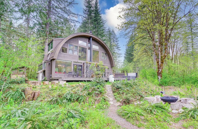 Riverfront Skykomish Cabin w/Private Hot Tub!
