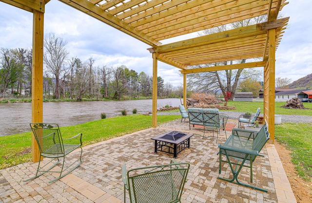 Riverfront Tennessee Retreat w/Patio & Boat Ramp!