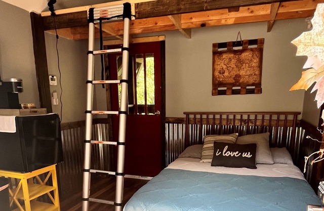 Riverfront tiny home w/outdoor firepit. Walk to waterfalls and go flyfishing!