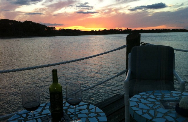 Riverfront with boat dock, sleeps 8, walking distance to beach. 14 NIGHTS FREE !