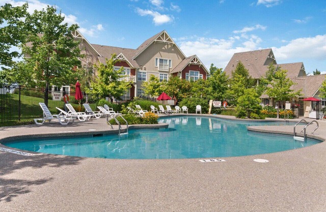 Rivergrass Luxe: Hot Tub + Golf in Backyard