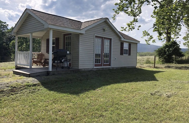 Rivergreen Cottage-"Off The Grid"-WALK TO RIVER! Solar Powered!
