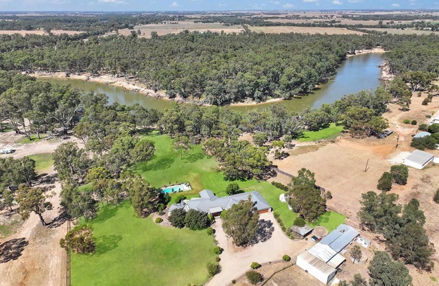 Riverlyne - Riverfront Holiday Home