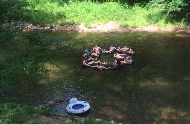 Rivers Edge Cabin, Swimming, Tubing, Fishing, Fire Pit, Grill, Wi-Fi, Relaxing!