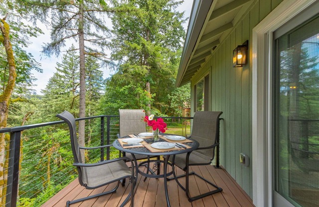 River’s Edge Spacious 2-Story Guest House by the River