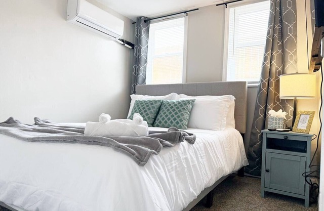 Riverside B1 - EVV 2BR Queen/1BA Apt