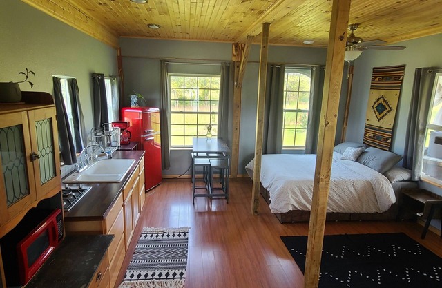 Riverside "Barndominium" w/easy access to water