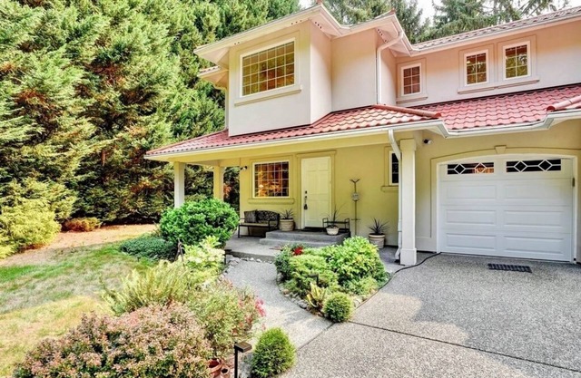 Riverside Bliss: Cozy Beds, Fireplace & Gbit WiFi