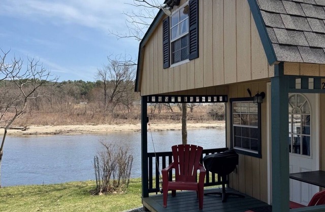 Riverside Cabin - Great Location, Beautiful Views.