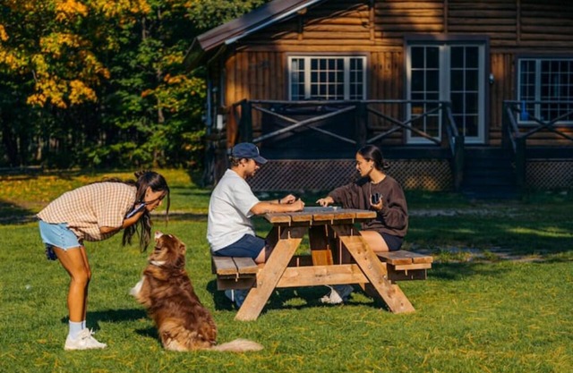 Riverside Cabin: Kayaking, Fishing, and Relaxation
