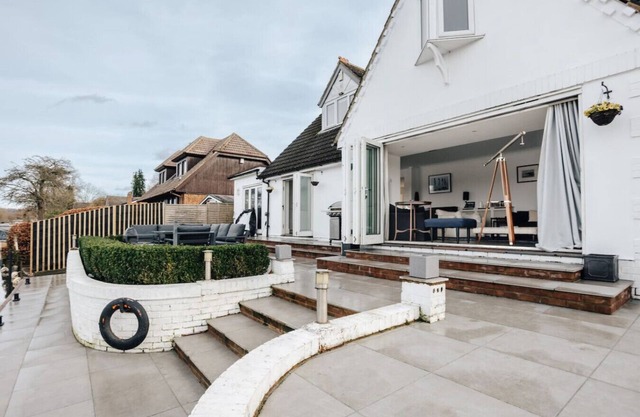 Riverside cottage - pet friendly, hot tub