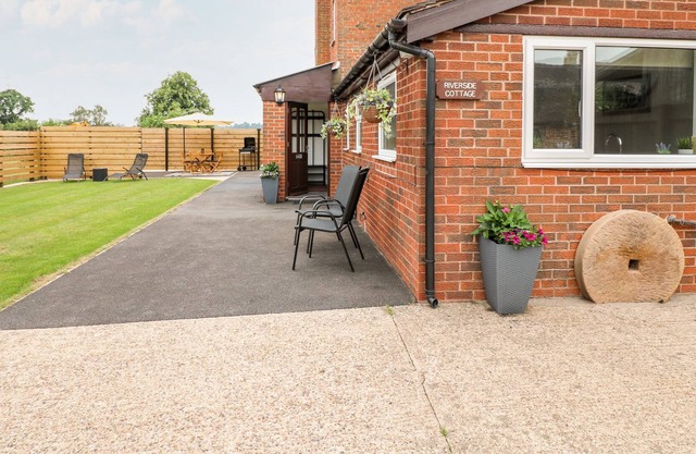 RIVERSIDE COTTAGE, pet friendly, with hot tub in Hatton, Derbyshire